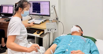 Tổn thương thần kinh, yếu tứ chi vì hít 50 quả bóng cười mỗi ngày