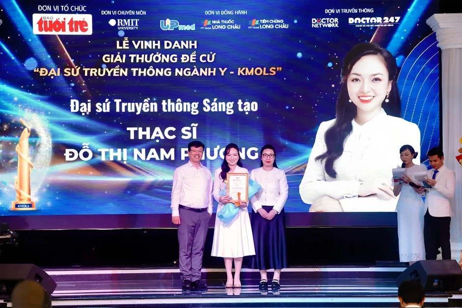 Tôn vinh những 'đại sứ áo trắng' lan tỏa tri thức sức khỏe vì cộng đồng Tôn vinh những 'đại sứ áo trắng' lan tỏa tri thức sức khỏe vì cộng đồng