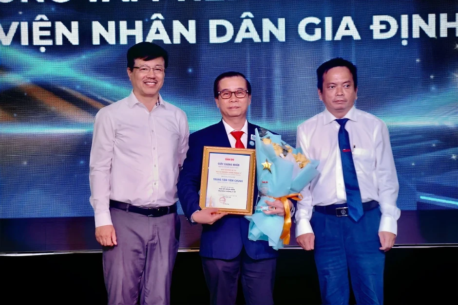 Tôn vinh những 'đại sứ áo trắng' lan tỏa tri thức sức khỏe vì cộng đồng Tôn vinh những 'đại sứ áo trắng' lan tỏa tri thức sức khỏe vì cộng đồng