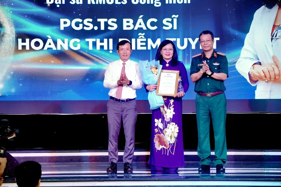 Tôn vinh những 'đại sứ áo trắng' lan tỏa tri thức sức khỏe vì cộng đồng Tôn vinh những 'đại sứ áo trắng' lan tỏa tri thức sức khỏe vì cộng đồng