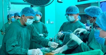 TPHCM: Bác sĩ vượt hàng chục km khẩn cứu nạn nhân bị bê tông đè nguy kịch