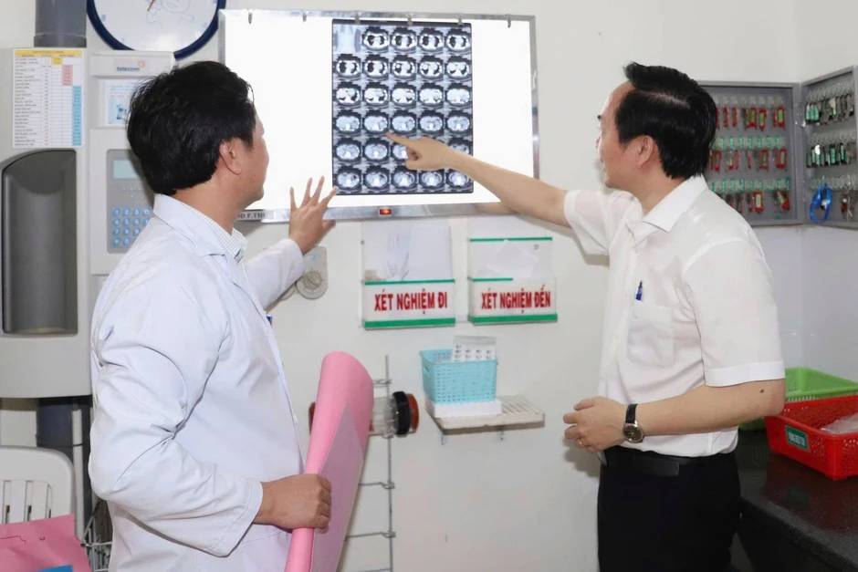 TPHCM: Bác sĩ vượt hàng chục km khẩn cứu nạn nhân bị bê tông đè nguy kịch TPHCM: Bác sĩ vượt hàng chục km khẩn cứu nạn nhân bị bê tông đè nguy kịch