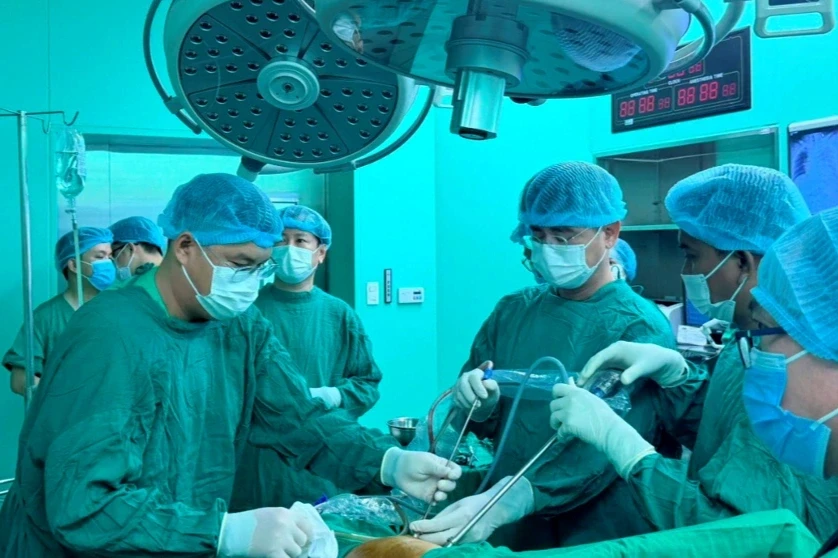 TPHCM: Bác sĩ vượt hàng chục km khẩn cứu nạn nhân bị bê tông đè nguy kịch TPHCM: Bác sĩ vượt hàng chục km khẩn cứu nạn nhân bị bê tông đè nguy kịch