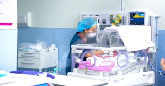TP.HCM: Bé sinh non 30 tuần nặng 1,2 kg được cứu sống nhờ phác đồ  ‘giờ vàng’