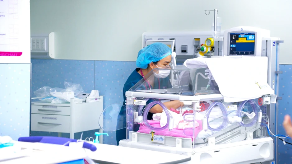 TP.HCM: Bé sinh non 30 tuần nặng 1,2 kg được cứu sống nhờ phác đồ ‘giờ vàng’ TP.HCM: Bé sinh non 30 tuần nặng 1,2 kg được cứu sống nhờ phác đồ ‘giờ vàng’