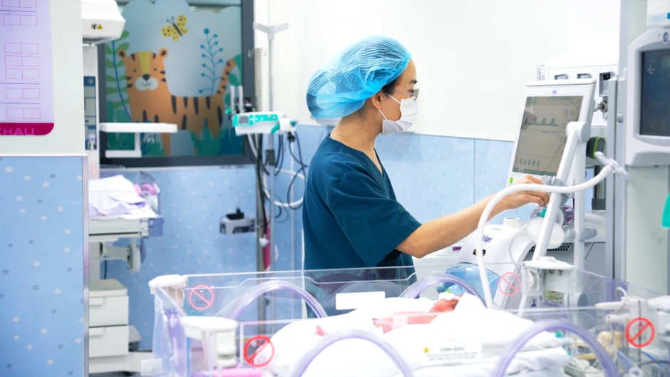 TP.HCM: Bé sinh non 30 tuần nặng 1,2 kg được cứu sống nhờ phác đồ ‘giờ vàng’ TP.HCM: Bé sinh non 30 tuần nặng 1,2 kg được cứu sống nhờ phác đồ ‘giờ vàng’