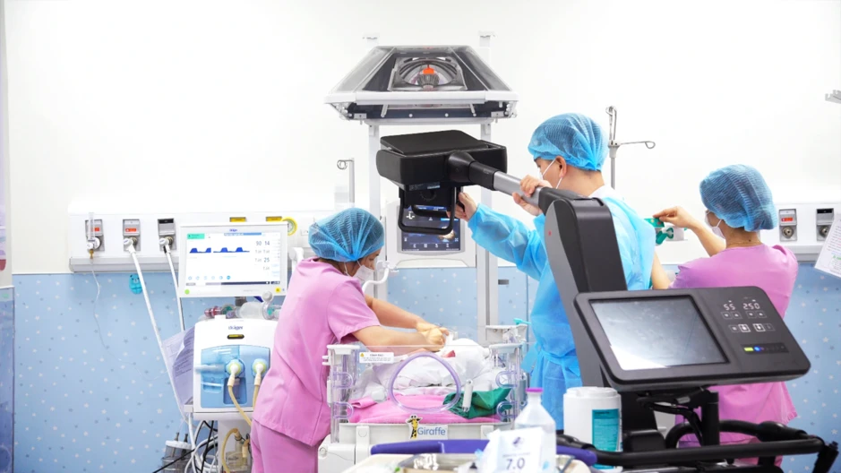 TP.HCM: Bé sinh non 30 tuần nặng 1,2 kg được cứu sống nhờ phác đồ ‘giờ vàng’ TP.HCM: Bé sinh non 30 tuần nặng 1,2 kg được cứu sống nhờ phác đồ ‘giờ vàng’