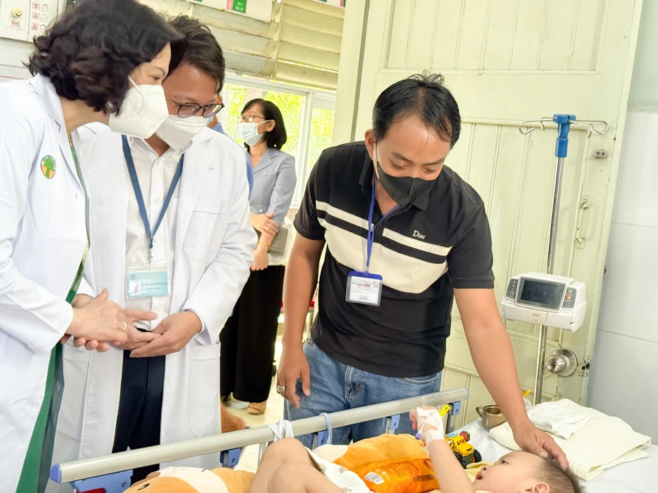 TP.HCM: Biến thể mới gây tay chân miệng nguy hiểm thế nào?