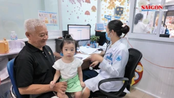 TPHCM: Đông đảo phụ huynh đưa trẻ đi khám tầm soát bệnh miễn phí