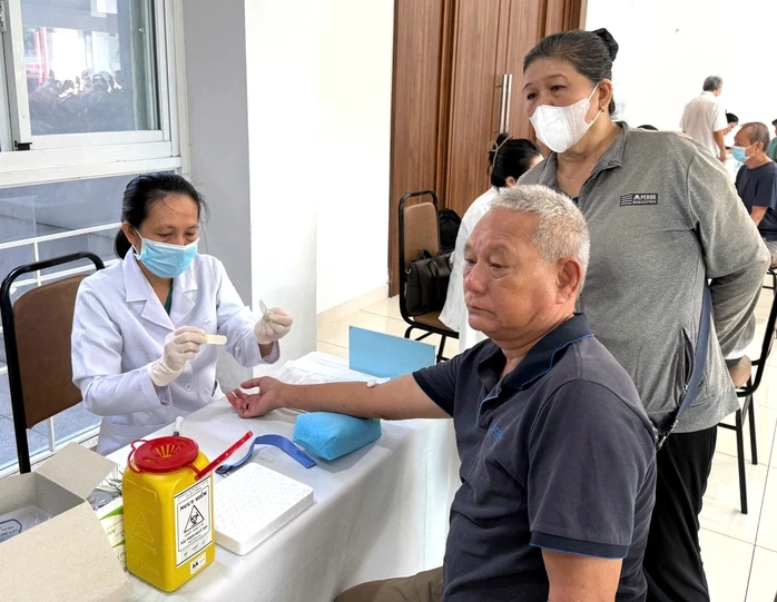 TPHCM: Người dân phường Xuân Hòa được bác sĩ đến khám tận nhà TPHCM: Người dân phường Xuân Hòa được bác sĩ đến khám tận nhà