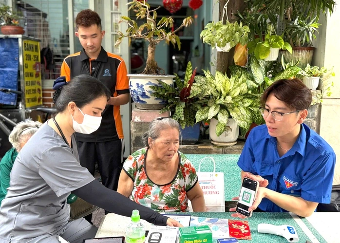 TPHCM: Người dân phường Xuân Hòa được bác sĩ đến khám tận nhà TPHCM: Người dân phường Xuân Hòa được bác sĩ đến khám tận nhà
