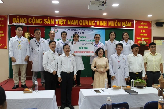 TPHCM: Người lớn tuổi vui mừng khi bác sĩ đến chăm sóc sức khỏe tại nhà