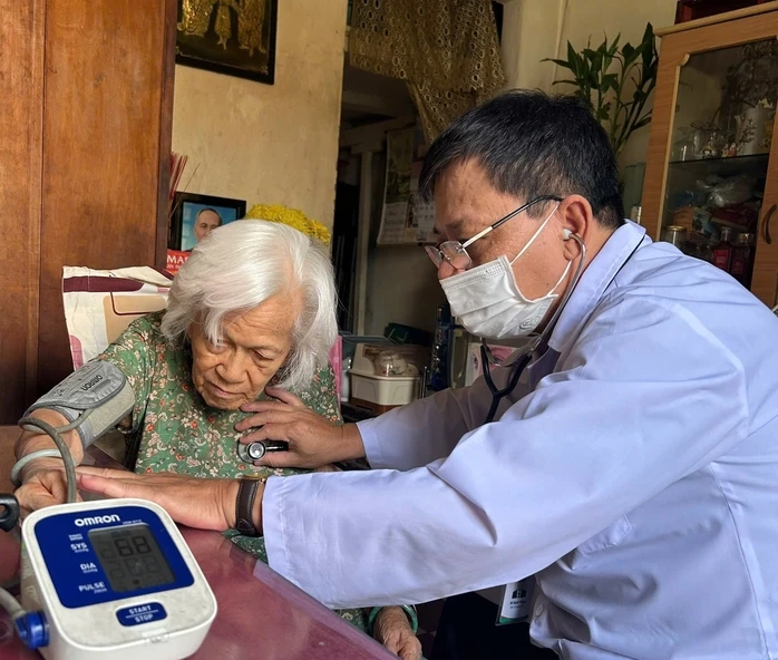 TPHCM: Người lớn tuổi vui mừng khi bác sĩ đến chăm sóc sức khỏe tại nhà