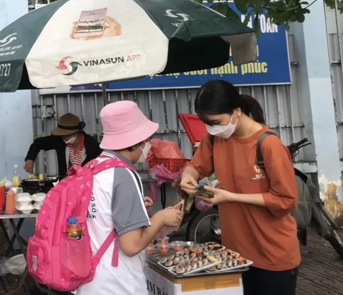 TPHCM sẽ kiểm tra đột xuất cơ sở cung cấp thực phẩm cho người bán hàng rong TPHCM sẽ kiểm tra đột xuất cơ sở cung cấp thực phẩm cho người bán hàng rong