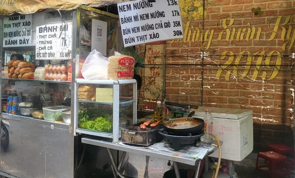 TPHCM sẽ kiểm tra đột xuất cơ sở cung cấp thực phẩm cho người bán hàng rong TPHCM sẽ kiểm tra đột xuất cơ sở cung cấp thực phẩm cho người bán hàng rong