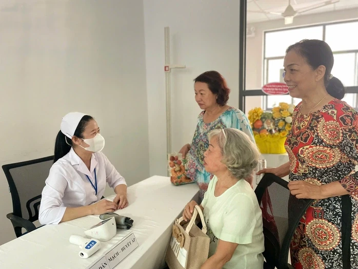 TPHCM tăng cường bác sĩ cho trạm y tế, hướng tới miễn viện phí cơ bản TPHCM tăng cường bác sĩ cho trạm y tế, hướng tới miễn viện phí cơ bản