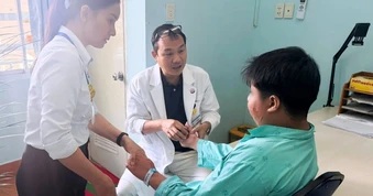 Trả lại đôi tay biến dạng 6 năm cho bé trai quên mình lao vào lửa cứu cha