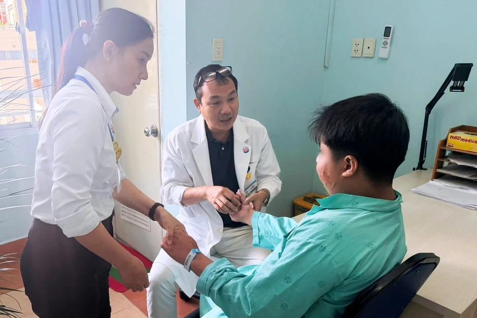 Trả lại đôi tay biến dạng 6 năm cho bé trai quên mình lao vào lửa cứu cha Trả lại đôi tay biến dạng 6 năm cho bé trai quên mình lao vào lửa cứu cha