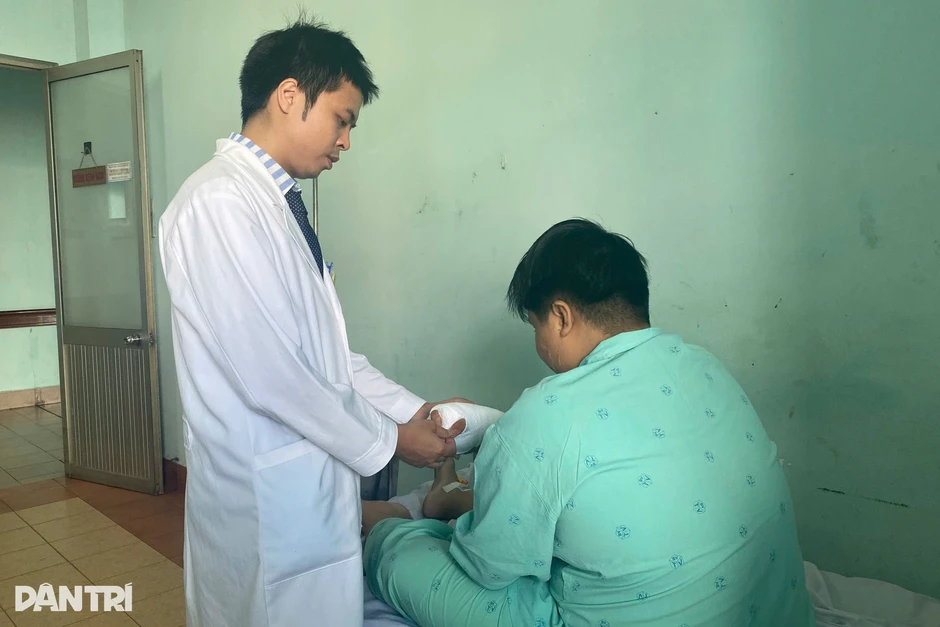 Trả lại đôi tay biến dạng 6 năm cho bé trai quên mình lao vào lửa cứu cha Trả lại đôi tay biến dạng 6 năm cho bé trai quên mình lao vào lửa cứu cha