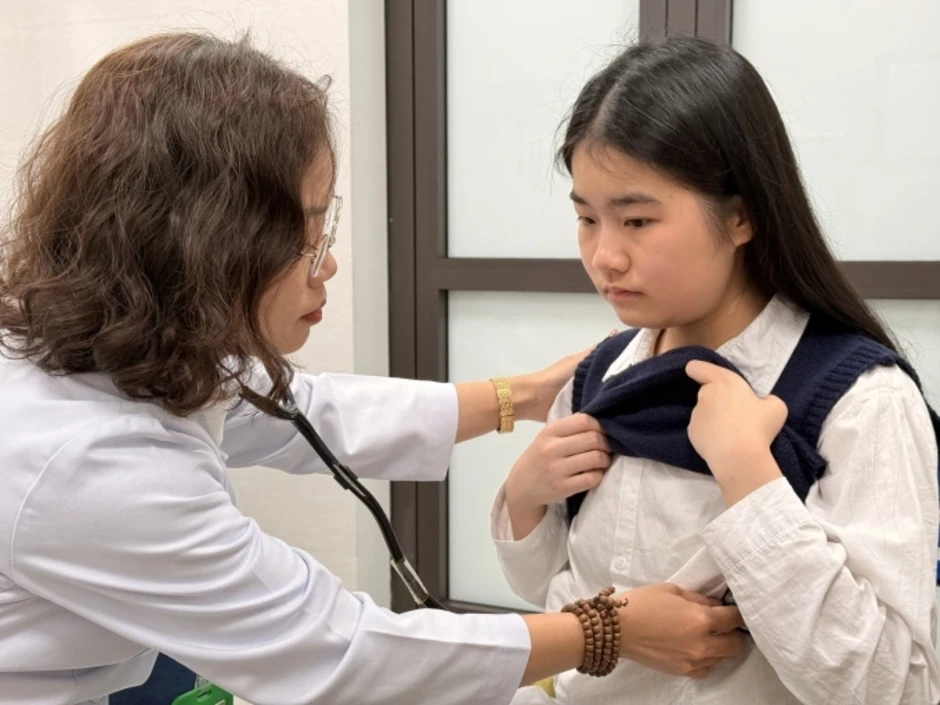 Trái tim người lạ giúp bé gái viết tiếp giấc mơ đến trường Trái tim người lạ giúp bé gái viết tiếp giấc mơ đến trường