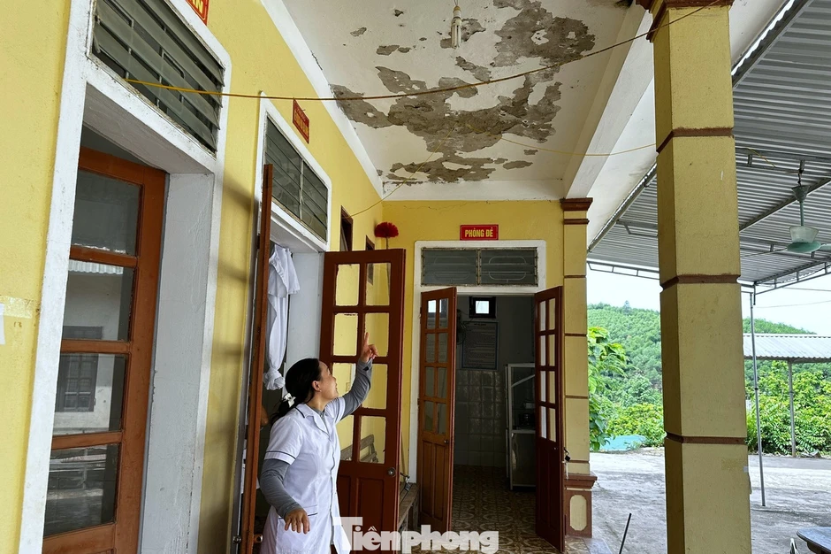 Trạm y tế xuống cấp, trần nhà chực rơi, bác sĩ không dám đỡ đẻ Trạm y tế xuống cấp, trần nhà chực rơi, bác sĩ không dám đỡ đẻ