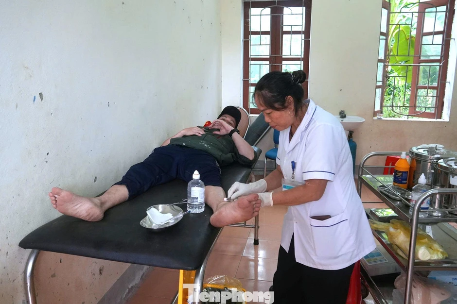 Trạm y tế xuống cấp, trần nhà chực rơi, bác sĩ không dám đỡ đẻ Trạm y tế xuống cấp, trần nhà chực rơi, bác sĩ không dám đỡ đẻ