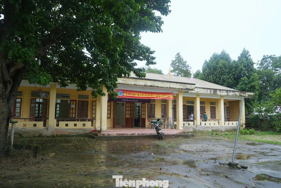Trạm y tế xuống cấp, trần nhà chực rơi, bác sĩ không dám đỡ đẻ Trạm y tế xuống cấp, trần nhà chực rơi, bác sĩ không dám đỡ đẻ