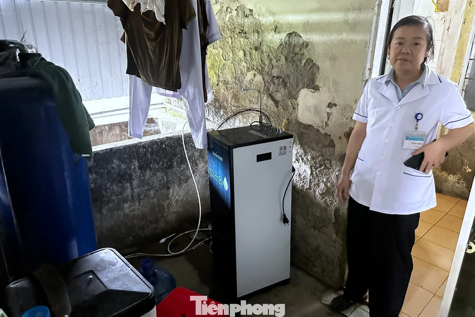 Trạm y tế xuống cấp, trần nhà chực rơi, bác sĩ không dám đỡ đẻ Trạm y tế xuống cấp, trần nhà chực rơi, bác sĩ không dám đỡ đẻ