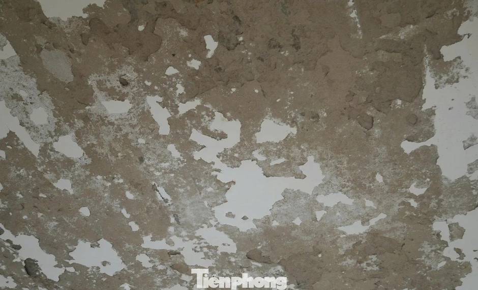 Trạm y tế xuống cấp, trần nhà chực rơi, bác sĩ không dám đỡ đẻ Trạm y tế xuống cấp, trần nhà chực rơi, bác sĩ không dám đỡ đẻ