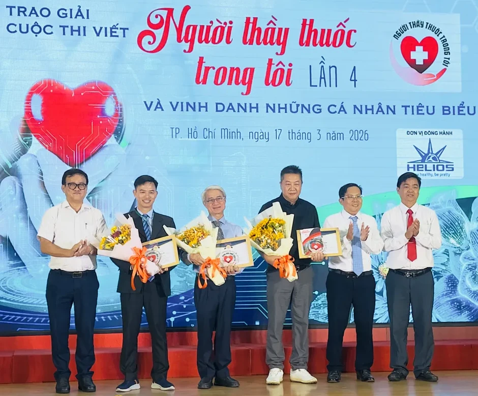 Trao giải tác phẩm xuất sắc viết về người thầy thuốc Trao giải tác phẩm xuất sắc viết về người thầy thuốc