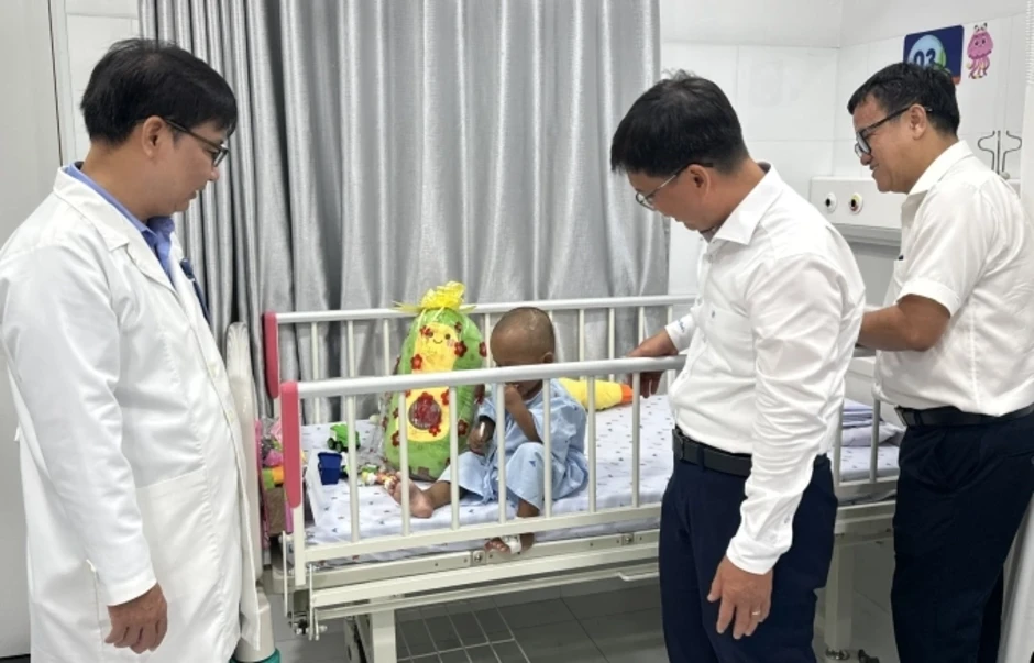 Trao giấy khai sinh cho bé 2 tuổi bị mẹ và người tình bạo hành Trao giấy khai sinh cho bé 2 tuổi bị mẹ và người tình bạo hành