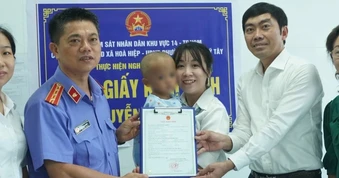 Trao giấy khai sinh cho em bé ở TPHCM bị mẹ và "cha dượng" bạo hành