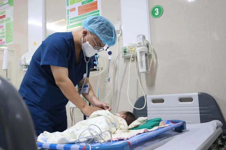 Trẻ 1 tháng tuổi cấp cứu sau khi người thân nhỏ nhầm axit vào miệng