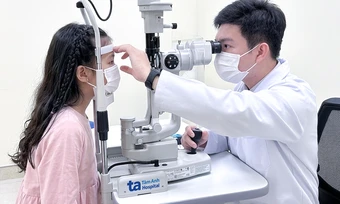 Trẻ bị lông mi mọc ngược có nguy hiểm? - Báo TinVina