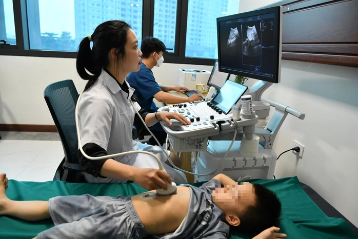 Trẻ dưới 6 tuổi phải khám sức khỏe định kỳ ít nhất 1 lần/năm Trẻ dưới 6 tuổi phải khám sức khỏe định kỳ ít nhất 1 lần/năm