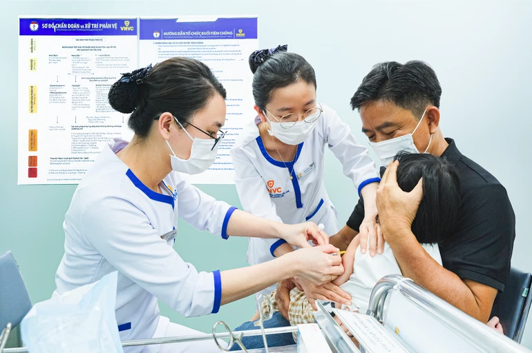Trẻ mắc tay chân miệng không rõ triệu chứng, cha mẹ cần lưu ý 4 dấu hiệu sau Trẻ mắc tay chân miệng không rõ triệu chứng, cha mẹ cần lưu ý 4 dấu hiệu sau