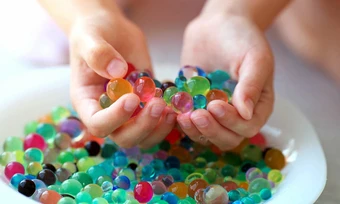 Trẻ nuốt phải hạt nở có bị tắc ruột? - Báo TinVina