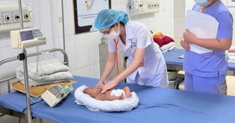 Trẻ sinh non bị viêm ruột hoại tử do uống nhầm sữa tươi