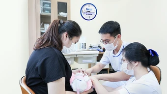 Trẻ sinh non có nên tiêm kháng thể đơn dòng phòng ngừa RSV? - Báo TinVina