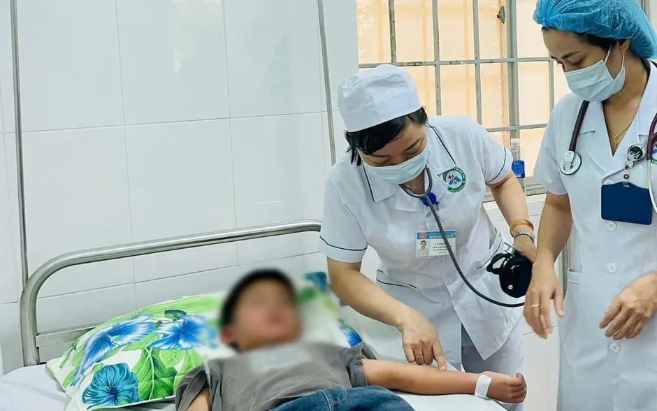 Trẻ sốc sốt xuất huyết nguy kịch sau 5 ngày sốt cao Trẻ sốc sốt xuất huyết nguy kịch sau 5 ngày sốt cao