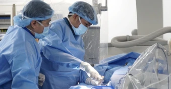Trẻ ung thư mắt đi hóa trị nội động mạch đắt đỏ: BV Ung bướu TPHCM nói gì?