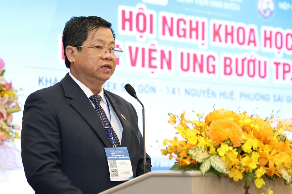 Trẻ ung thư mắt đi hóa trị nội động mạch đắt đỏ: BV Ung bướu TPHCM nói gì?
