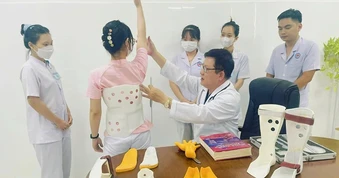 Trẻ vẹo cột sống vì điện thoại, máy tính bảng
