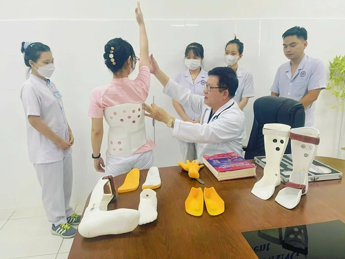 Trẻ vẹo cột sống vì điện thoại, máy tính bảng Trẻ vẹo cột sống vì điện thoại, máy tính bảng