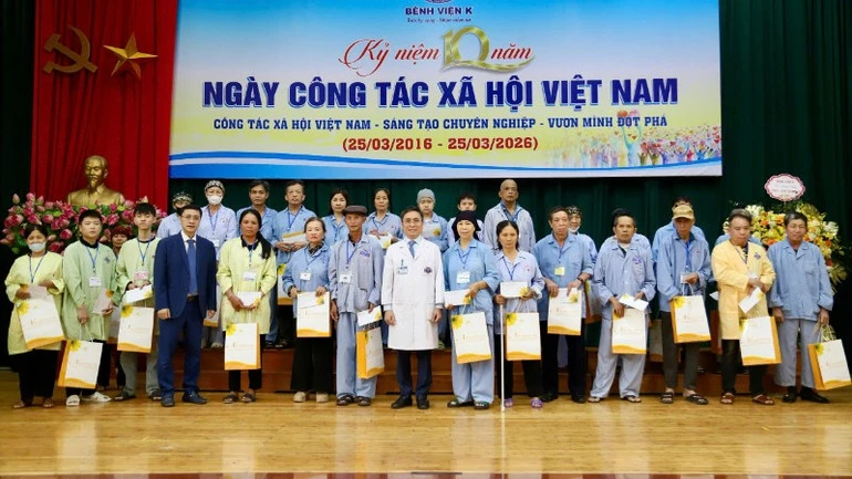 Tri ân các nhà hảo tâm với “tấm lòng vàng” trong hỗ trợ bệnh nhân ung thư Tri ân các nhà hảo tâm với “tấm lòng vàng” trong hỗ trợ bệnh nhân ung thư