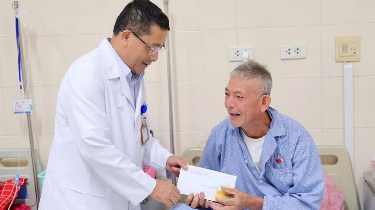 Tri ân các nhà hảo tâm với “tấm lòng vàng” trong hỗ trợ bệnh nhân ung thư Tri ân các nhà hảo tâm với “tấm lòng vàng” trong hỗ trợ bệnh nhân ung thư