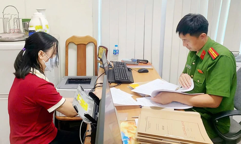 Trích xuất 4.097 tệp dữ liệu trên máy tính, nữ nhân viên phòng tiêm chủng thực hiện 176 giao dịch, thu lợi hơn 300 triệu đồng Trích xuất 4.097 tệp dữ liệu trên máy tính, nữ nhân viên phòng tiêm chủng thực hiện 176 giao dịch, thu lợi hơn 300 triệu đồng