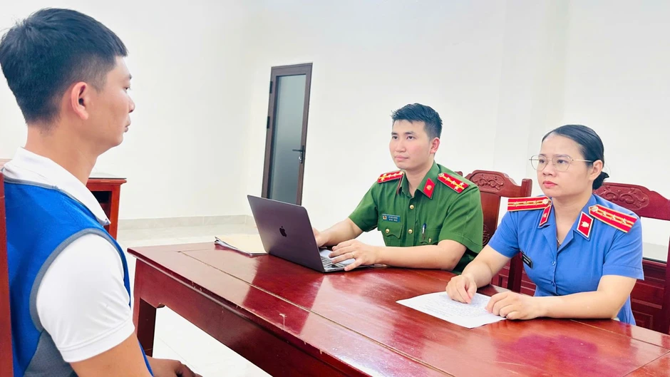 Triệt phá đường dây "hô biến" bột mì, hoá chất thành thuốc An Cung Hàn Quốc: Thổi giá gấp 30 lần, thu giữ 20 triệu sản phẩm hàng giả Triệt phá đường dây "hô biến" bột mì, hoá chất thành thuốc An Cung Hàn Quốc: Thổi giá gấp 30 lần, thu giữ 20 triệu sản phẩm hàng giả