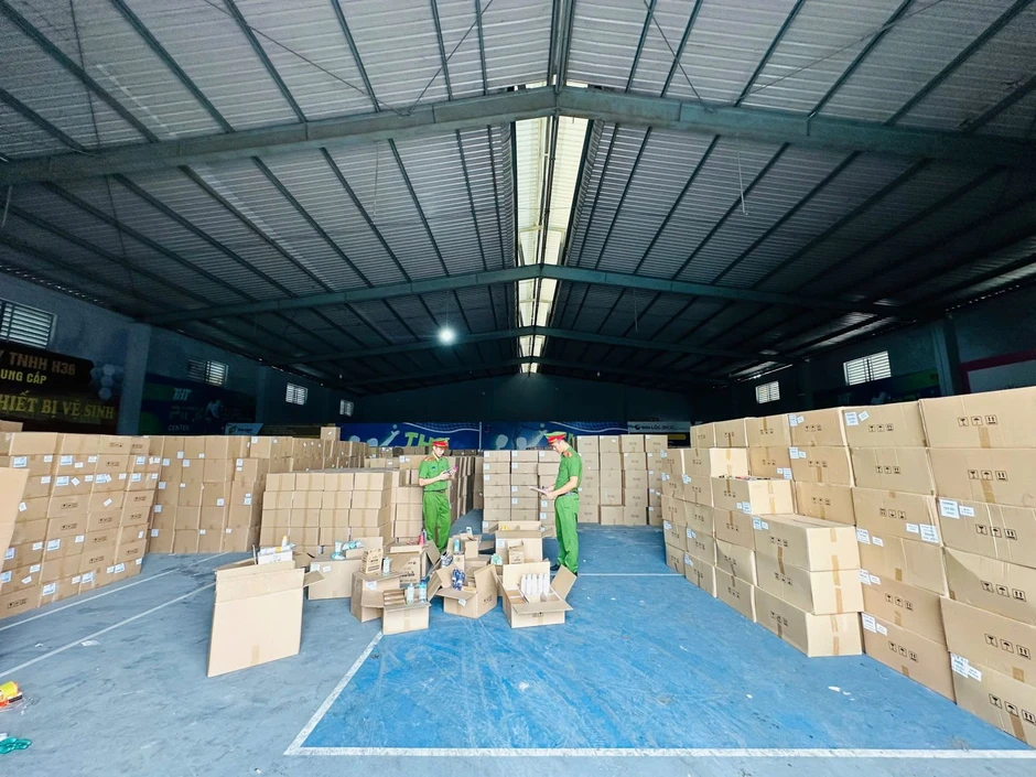 Triệt phá đường dây "hô biến" bột mì, hoá chất thành thuốc An Cung Hàn Quốc: Thổi giá gấp 30 lần, thu giữ 20 triệu sản phẩm hàng giả Triệt phá đường dây "hô biến" bột mì, hoá chất thành thuốc An Cung Hàn Quốc: Thổi giá gấp 30 lần, thu giữ 20 triệu sản phẩm hàng giả
