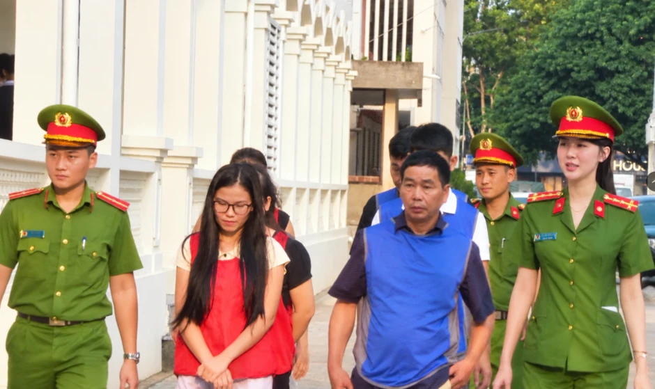 Triệt phá đường dây "hô biến" bột mì, hoá chất thành thuốc An Cung Hàn Quốc: Thổi giá gấp 30 lần, thu giữ 20 triệu sản phẩm hàng giả Triệt phá đường dây "hô biến" bột mì, hoá chất thành thuốc An Cung Hàn Quốc: Thổi giá gấp 30 lần, thu giữ 20 triệu sản phẩm hàng giả